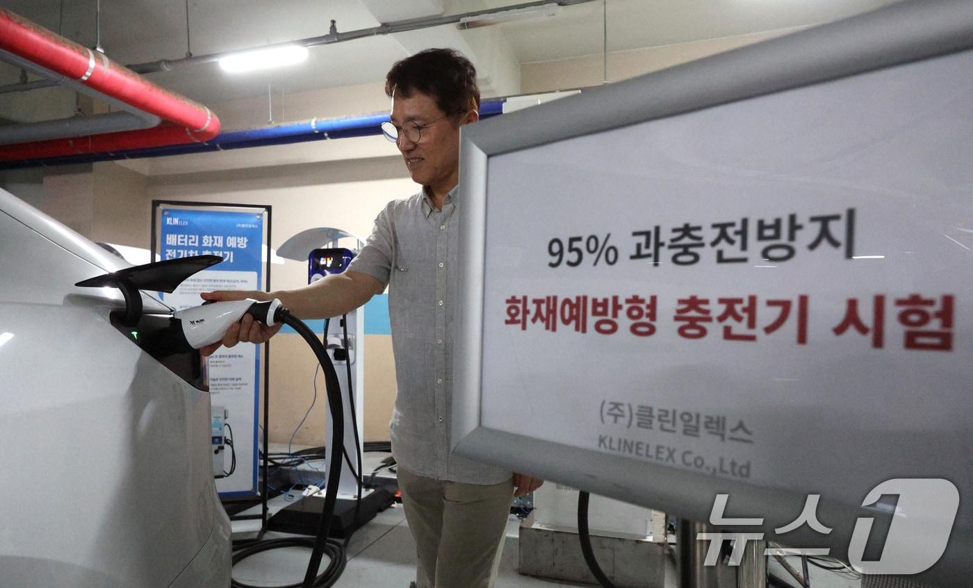 본문 이미지 - 20일 경기 군포시 클린일렉스에서 이효영 대표이사가 과충전 방지 PLC 화재 예방 완속 충전기를 시연하고 있다. (자료사진). 2024.8.20/뉴스1 ⓒ News1 신웅수 기자