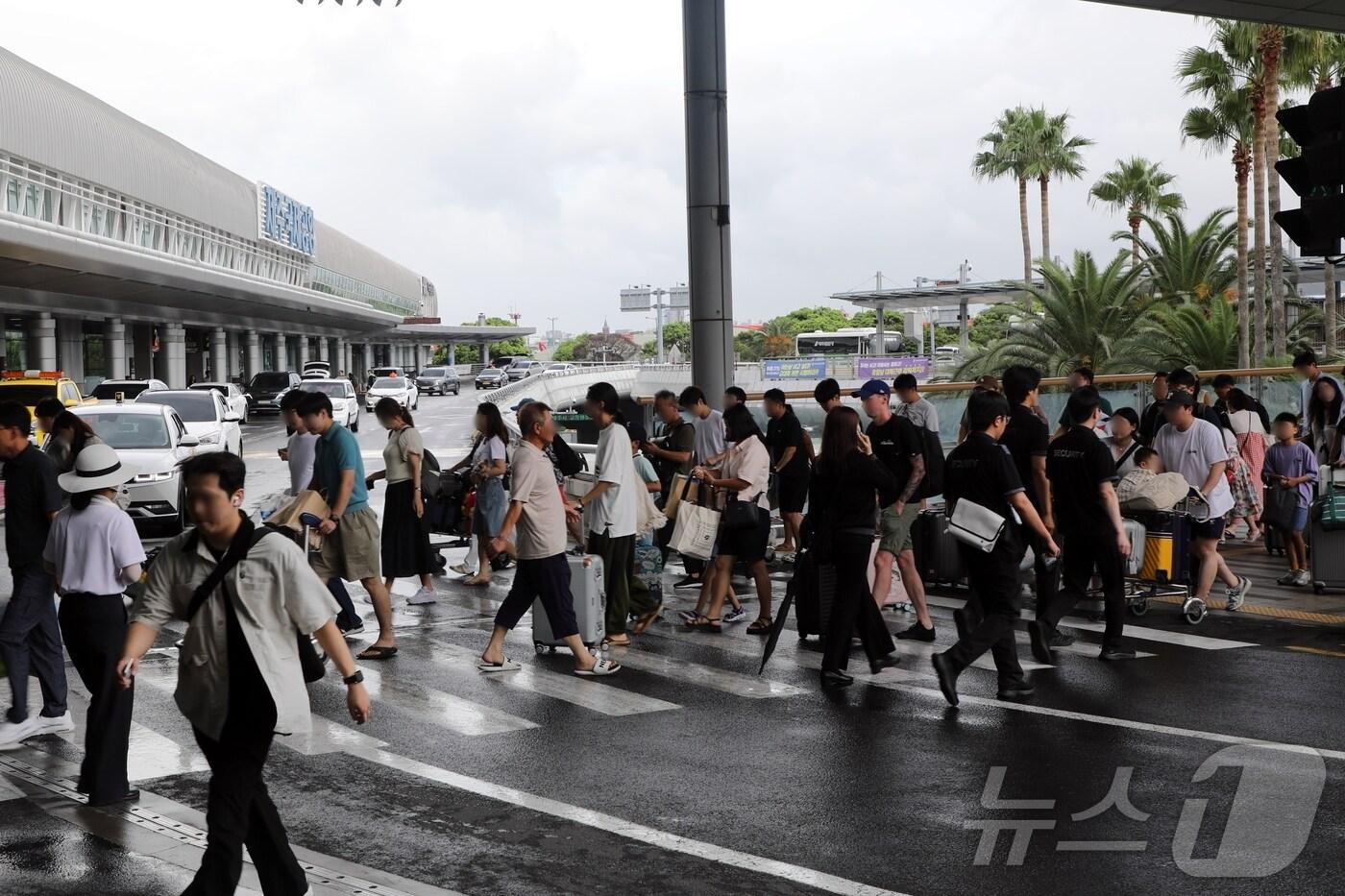 본문 이미지 - 제9호 태풍 \'종다리\'가 북상하고 있는 20일 오후 제주국제공항에서 제주를 떠나려는 관광객들이 발길을 서두르고 있다. 태풍은 이날 오후 6시쯤 제주에 가장 근접할 전망이다.2024.8.20/뉴스1 ⓒ News1 홍수영 기자