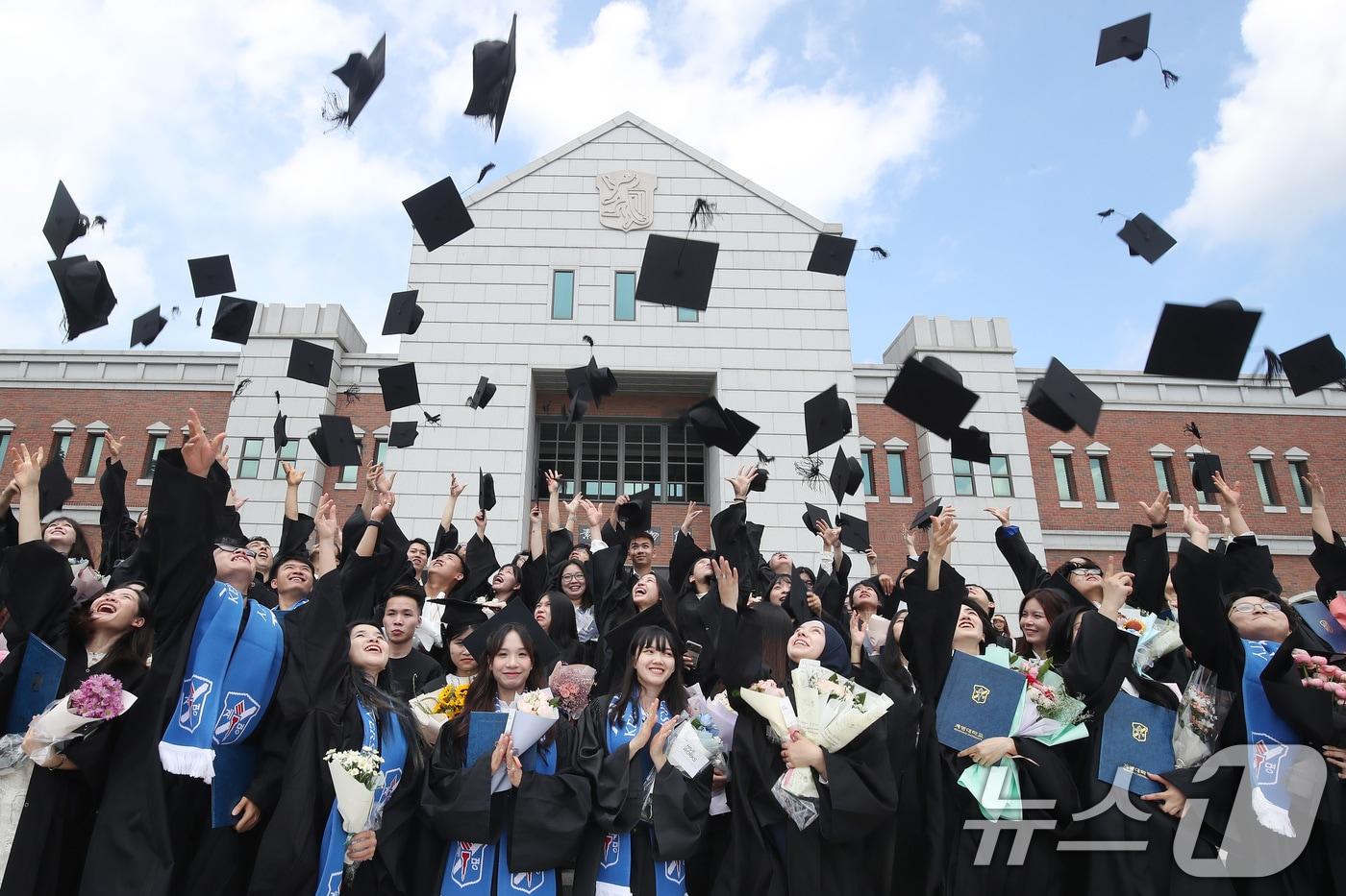 외국인 유학생들이 학사모를 던지며 졸업을 기념하고 있다. &#40;사진은 기사 내용과 무관함&#41; /뉴스1 ⓒ News1 공정식 기자