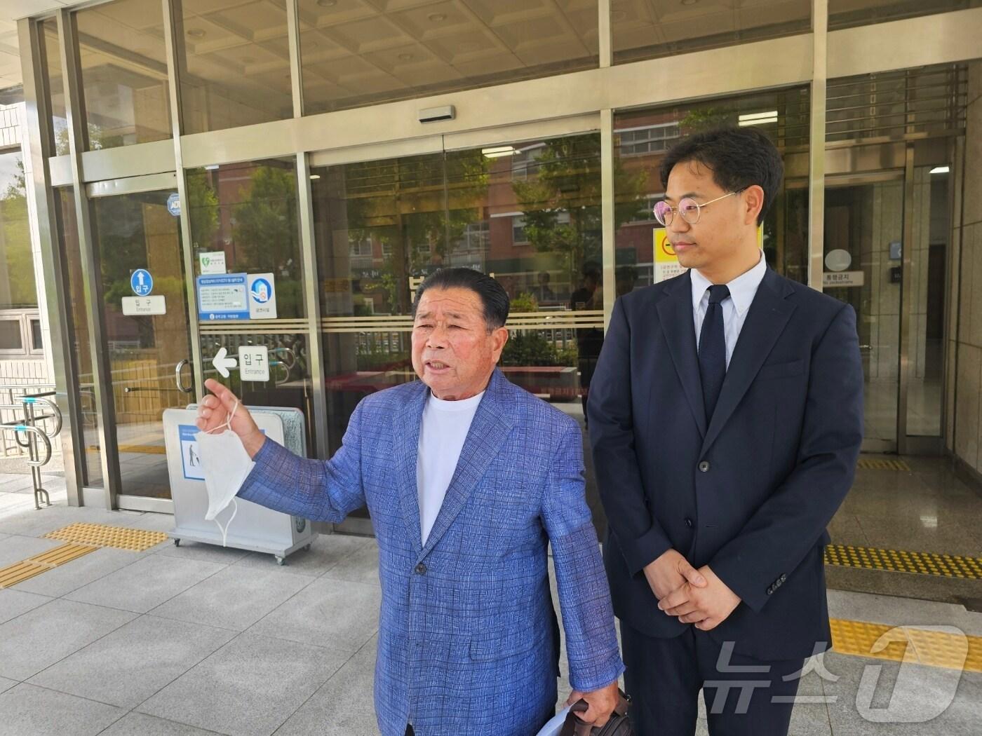 본문 이미지 - 북한에 강제 납북을 당했다가 귀환해 간첩죄 처벌을 받은 영조호 납북어부 송 모씨가 무죄를 선고 받은 20일 수사기관에 받았던 가혹 행위에 대해 설명하고 있다. 2024.8.20/뉴스1 최성국 기자