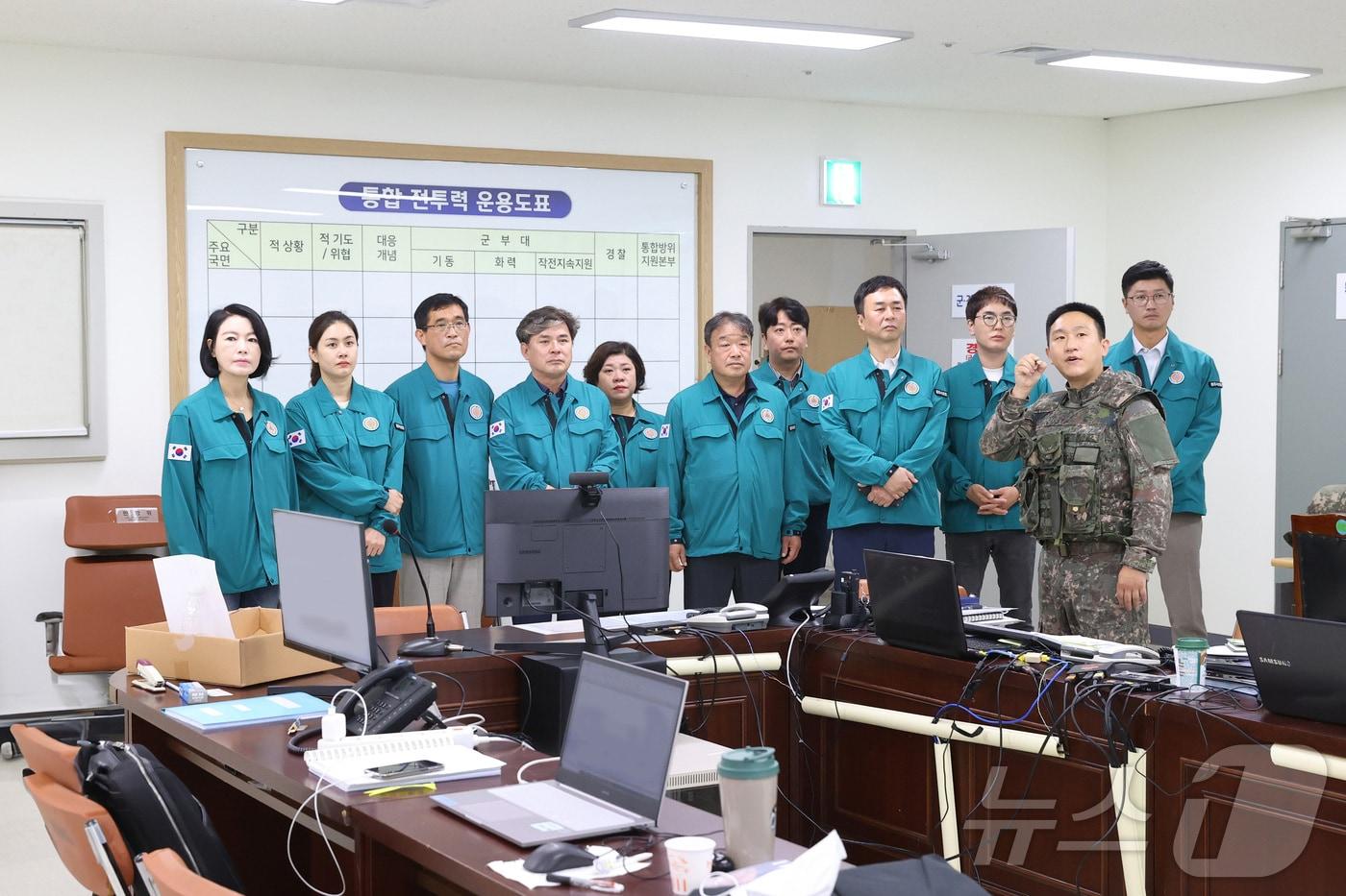 본문 이미지 - 조용기 강원 원주시의회 의장을 비롯한 의회 의장단과 상임위원장단이 20일 원주시청 을지연습 전시종합상황실을 찾아 위문품을 전달하는 등 근무자를 격려하는 일정을 소화했다. (원주시의회 제공) 2024.8.20/뉴스1