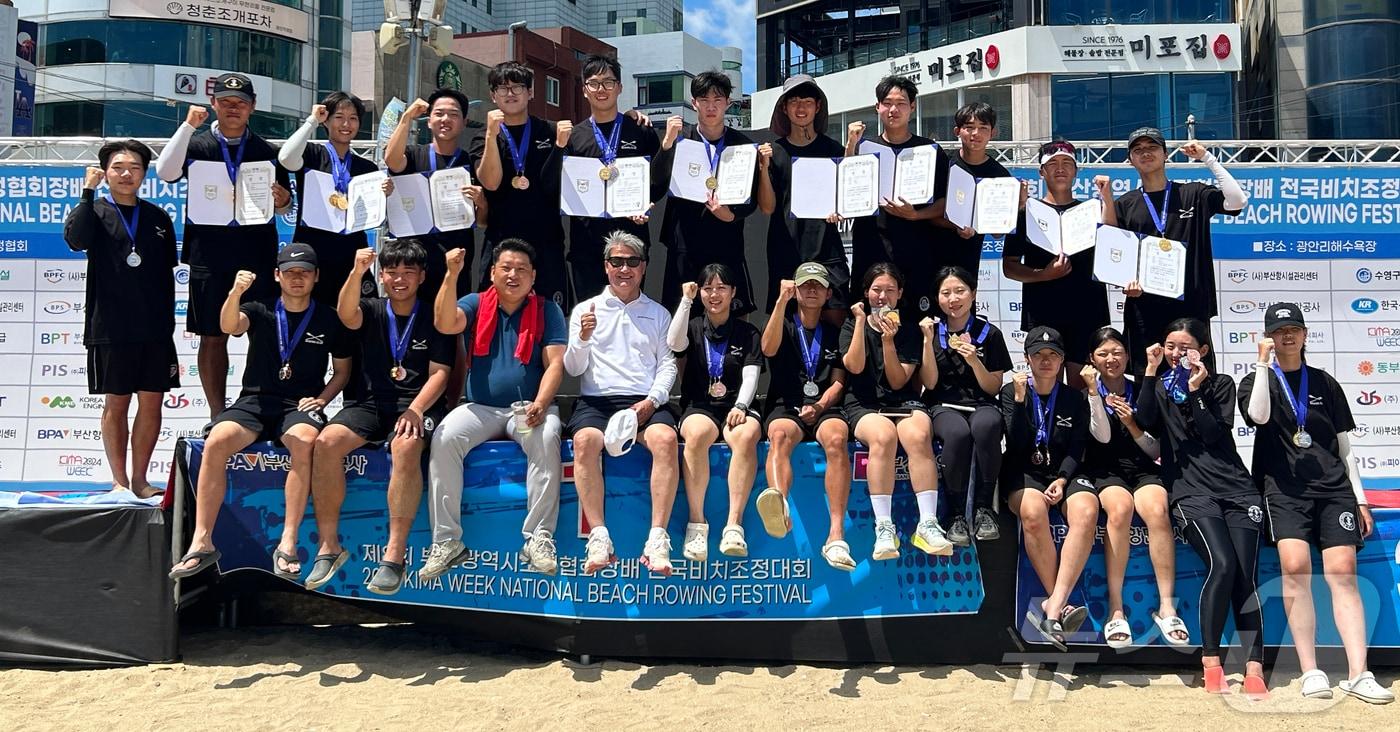 본문 이미지 - 국립한국해양대 조정부 학생들이 18일 부산 수영구 광안리해수욕장에서 열린 '제8회 전국비치조정대회'에 참가해 기념촬영을 하고 있다. (한국해양대 제공)