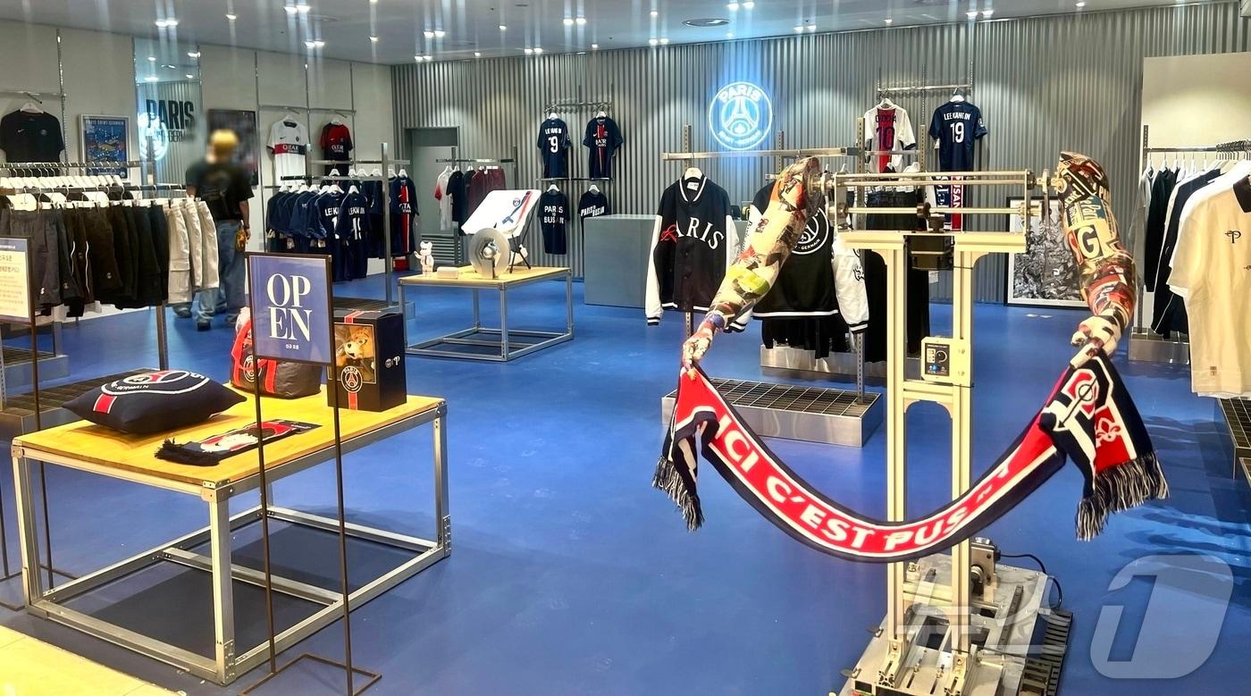 본문 이미지 - 프랑스 축구 구단 '파리 생제르맹(PSG)' 공식 매장.(신세계 센텀시티 제공)