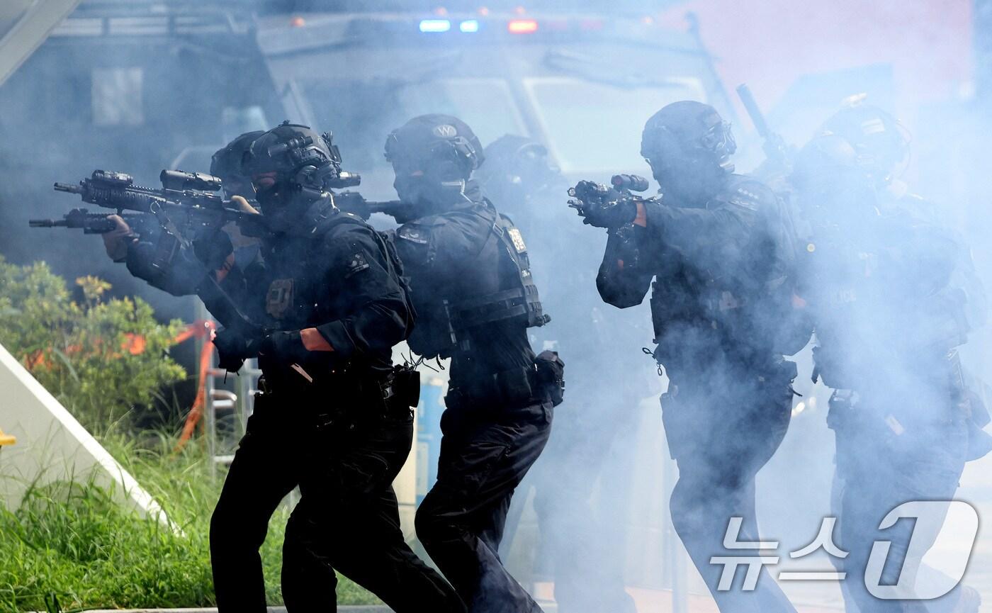 지난해 8월 오후 서울 송파구 올림픽공원에서 대테러 종합훈련에서 경찰특공대 대원들이 테러 현장으로 향하고 있다. &#40;사진은 기사 내용과 무관함&#41;  2024.8.20/뉴스1 ⓒ News1 구윤성 기자