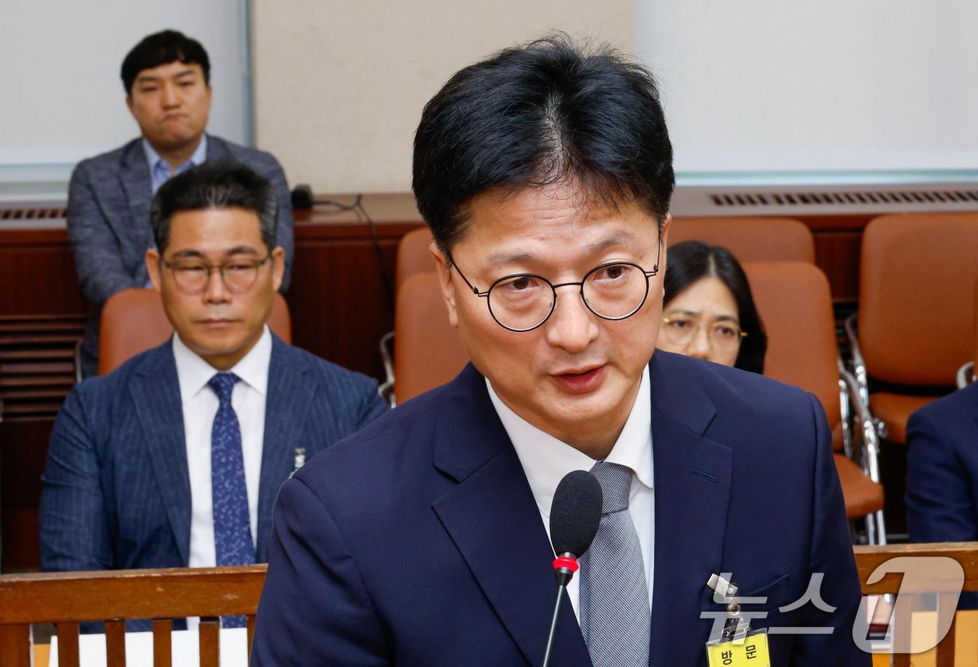 본문 이미지 - 김찬수 대통령비서실 지방시대비서관실 행정관(전 영등포경찰서장)이 20일 오후 서울 여의도 국회 행정안전위원회에서 열린 마약수사 외압 의혹 관련 청문회에 출석해 의원 질의에 답하고 있다. 왼쪽은 백해룡 강서경찰서 화곡지구대장(전 영등포서 형사2과장·경정). 2024.8.20/뉴스1 ⓒ News1 안은나 기자