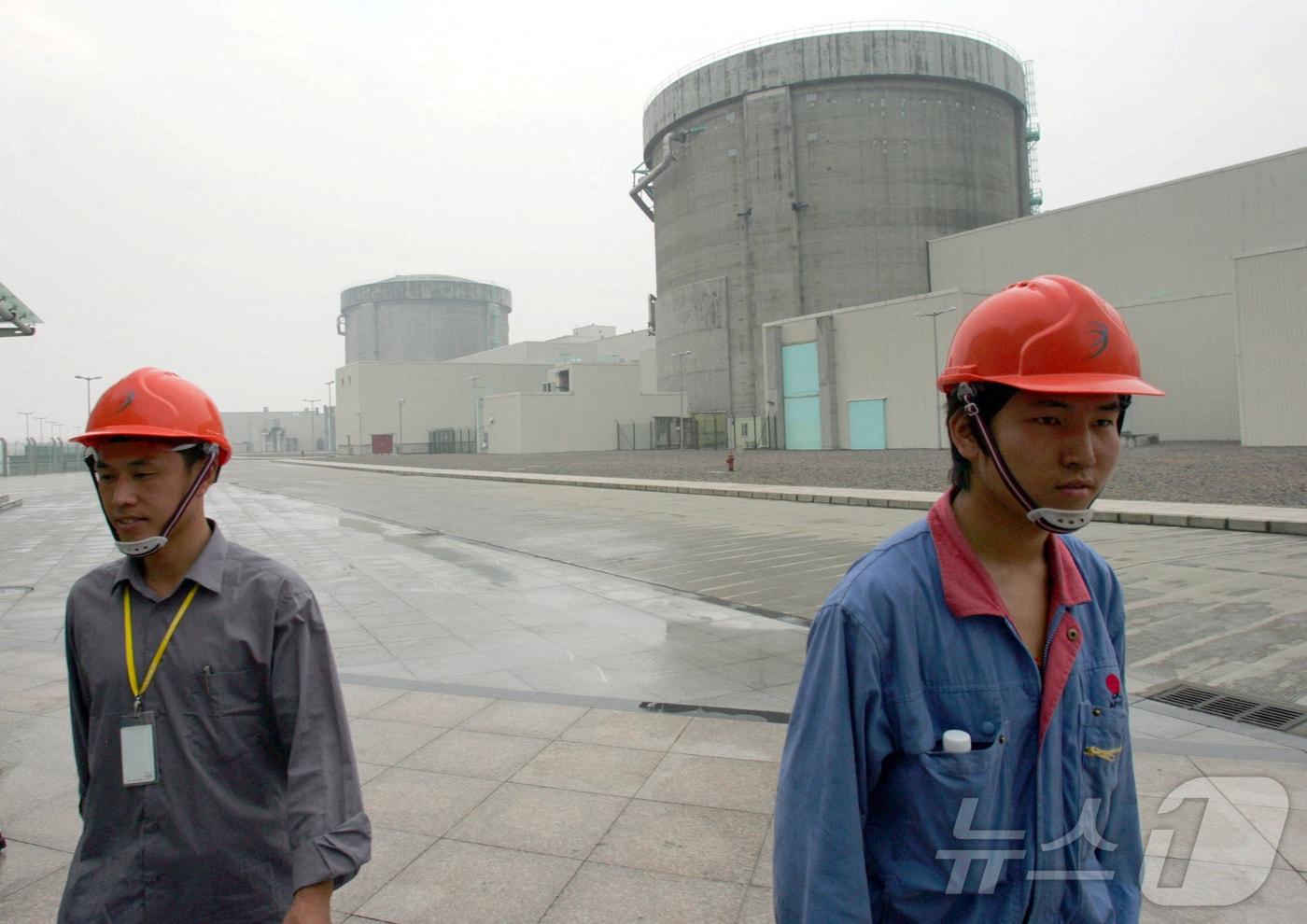 중국 노동자들이 저장성 친산의 원자력 발전소를 떠나고 있다. 2005.06.10 ⓒ 로이터=뉴스1 ⓒ News1 정은지 특파원