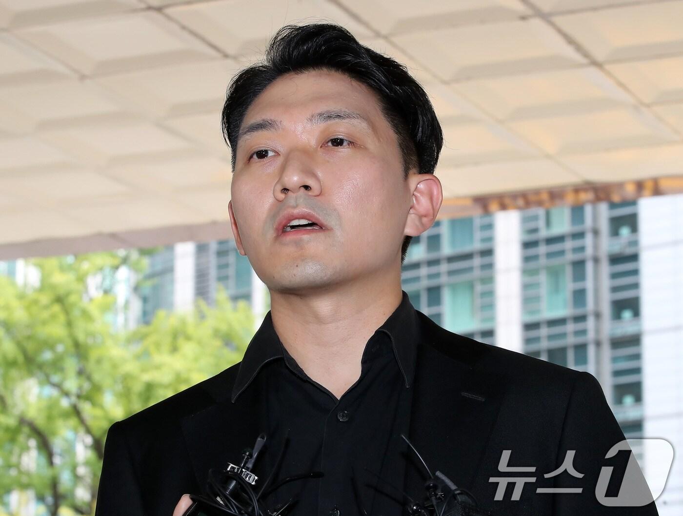 본문 이미지 - 기동훈 메디스태프 대표가 20일 오후 의사·의대생 커뮤니티 ‘리베이트 폭로 교수 조롱글’ 관련 조사를 받기위해 종로구 서울경찰청 사이버수사대로 출석하며 입장을 밝히고 있다. 2024.8.20/뉴스1 ⓒ News1 박세연 기자