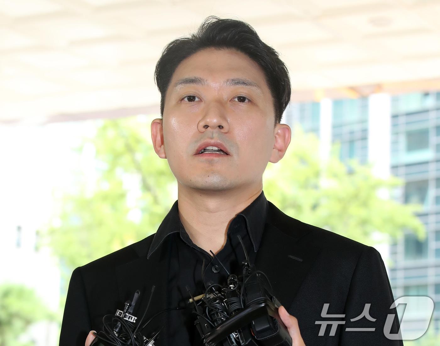 본문 이미지 - 명예훼손, 증거인멸 등 혐의로 고소된 기동훈 의사·의대생 커뮤니티 메디스태프 대표가 20일 오후 종로구 서울경찰청 사이버수사대로 출석하며 입장을 밝히고 있다. 2024.8.20/뉴스1 ⓒ News1 박세연 기자