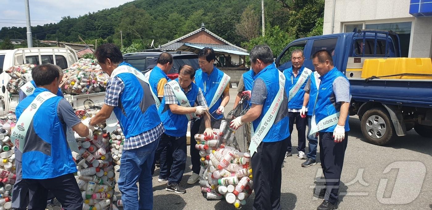본문 이미지 - 농촌지도자영월군연합회 관계자들이 20일 강원 영월군 한반도면 선암마을 둔치를 중심으로 탄소중립 실천을 위한 환경정화 활동을 하는 있다. (영월군 제공) 2024.8.20/뉴스1