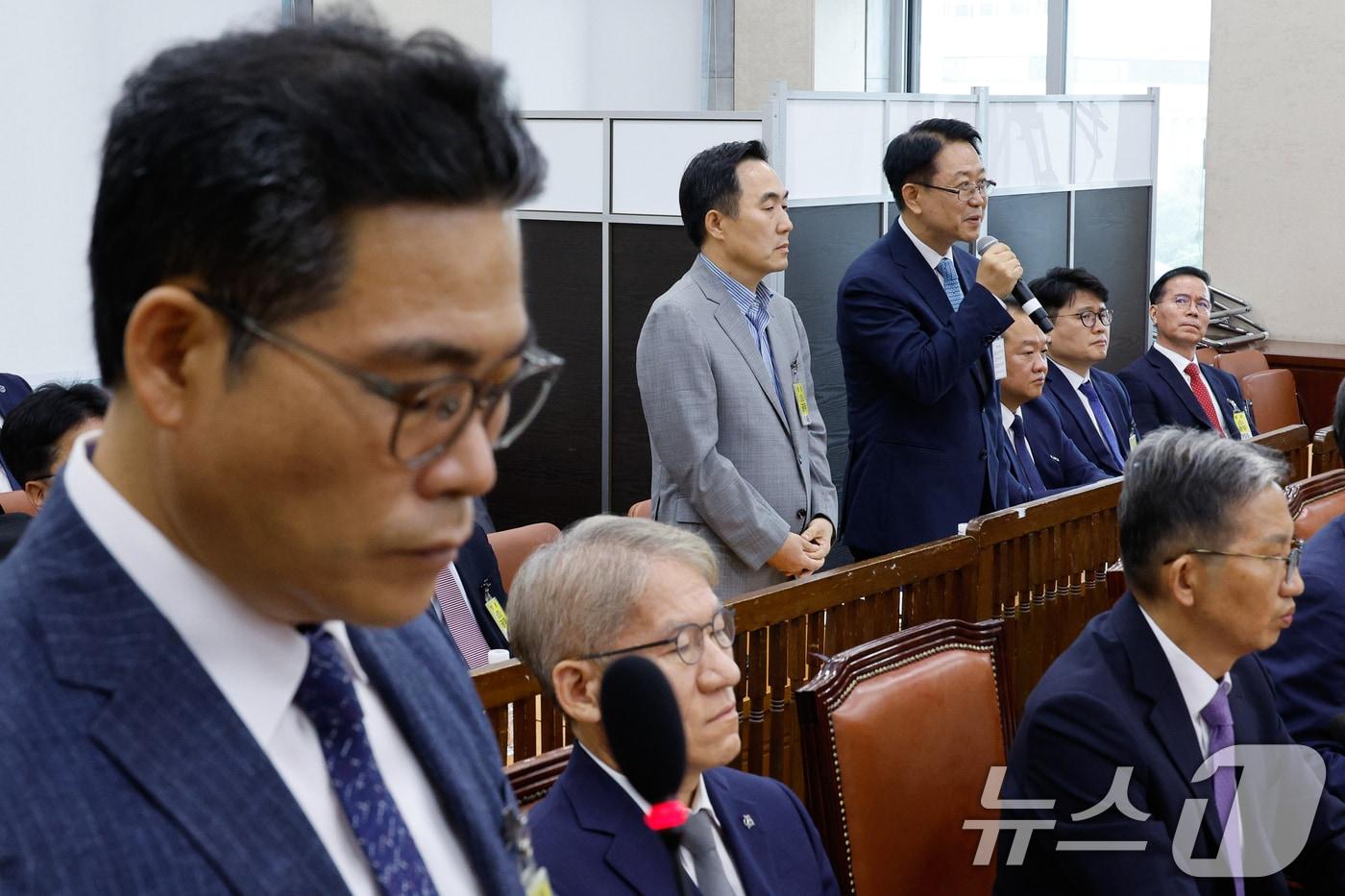 정기섭 전 여행자통관2국장(오른쪽), 김재일 전 인천세관장이 20일 오후 서울 여의도 국회 행정안전위원회에서 열린 마약수사 외압 의혹 관련 청문회에 출석해 의원 질의에 답하고 있다. 왼쪽 첫번째는 백해룡 경정(전 영등포서 형사과장). 2024.8.20/뉴스1 ⓒ News1 안은나 기자