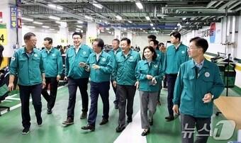 본문 이미지 - 대전시의회 조원휘 의장을 비롯한 의장단과 상임위원장단이 20일 시청에 마련된 을지연습 상황실을 방문해 비상 대비 태세를 점검하고 있다.(대전시의회 제공)/뉴스1 