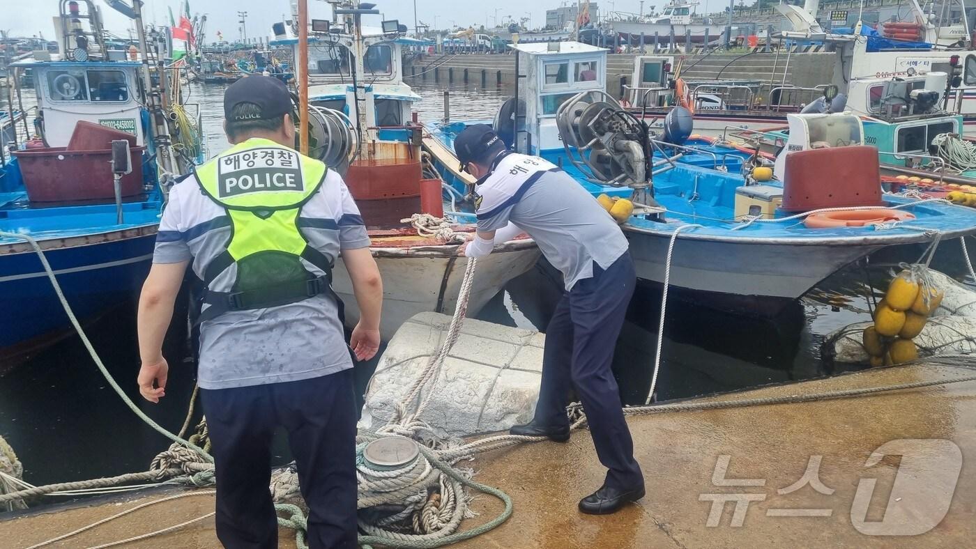 본문 이미지 - 부안해경 변산파출소 소속 해경대원이 격포항 내 정박어선 계류줄을 점검하고 있다.(부안해경 제공)2024.8.20/뉴스1