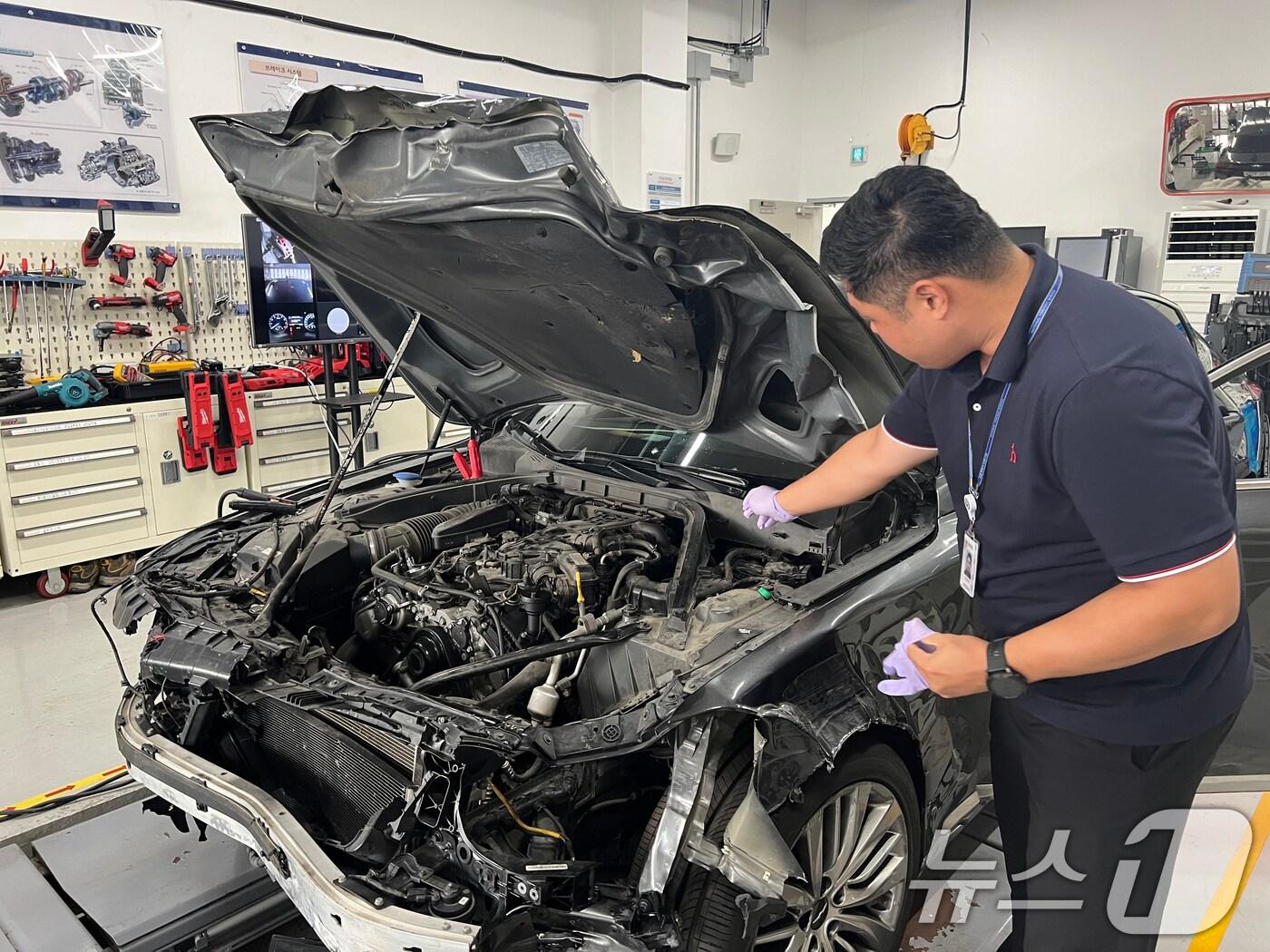 본문 이미지 - 검찰이 20일 시청역 역주행 사고 운전자를 교통사고처리특례법 위반(치사·치상) 혐의로 구속기소했다. 검찰은 브레이크를 밟았지만 작동 하지 않았다는 운전자 주장에 "진공배력장치가 작동하지 않는 상황에서도 제동 장치가 작동하고, 제동등도 점등된다는 점을 확인했다＂고 설명했다. 사진은 사고차량 실험을 참관해 작동원리를 확인하고 있는 모습. (서울중앙지검 제공) 2024.8.20/뉴스1 ⓒ News1 장수영 기자