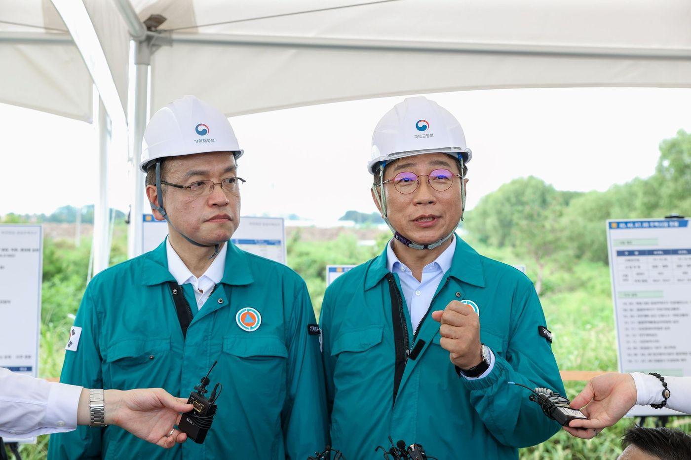 본문 이미지 - 박상우 국토교통부 장관(오른쪽)이 20일 오후 3기 신도시 부천 대장지구에서 최상목 부총리 겸 경제부총리(왼쪽)과 현장점검을 하고 있다.(국토교통부 제공)