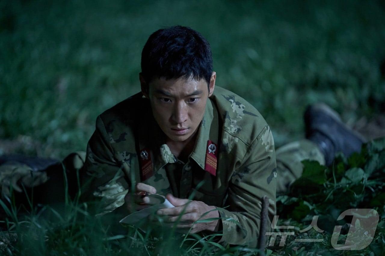 본문 이미지 - 북한 병사의 북한 탈출을 소재로 한 영화 '탈주'의 스틸 컷. 배우 이제훈이 연기한 극중 주인공은 지뢰 매립 위치를 기억해뒀다가 탈북을 시도한다.