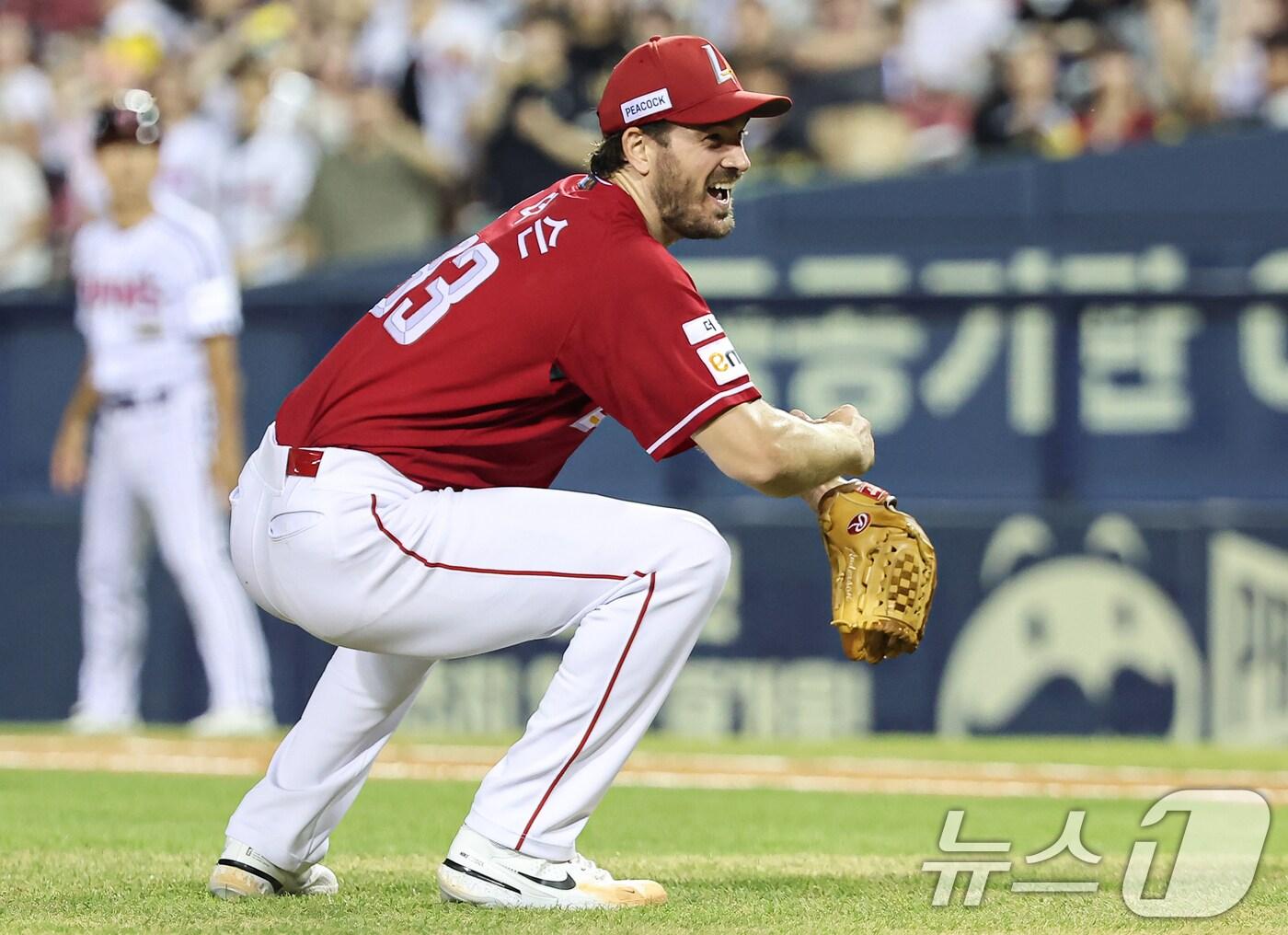 본문 이미지 - 20일 오후 서울 송파구 잠실야구장에서 열린 프로야구 ‘2024 신한 SOL 뱅크 KBO리그’ SSG 랜더스와 LG 트윈스의 경기, SSG 앤더슨이 3회말 무사 1,3루 상황에서 LG 문보경을 병살타 처리 후 3루주자 LG 신민재까지 홈에서 아웃되자 기뻐하고 있다. 2024.8.20/뉴스1 ⓒ News1 김도우 기자