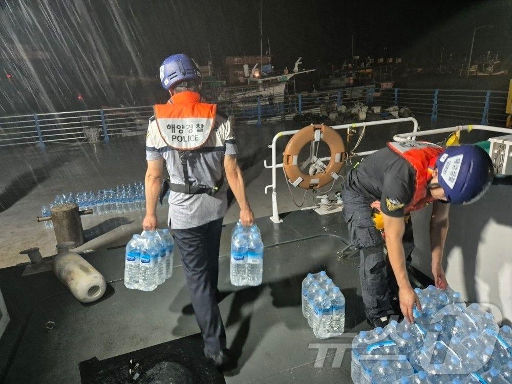 본문 이미지 - 남해군이 사천해경을 통해 정전 복구가 지연되고 있는 남해 조도, 호도 주민들에게 생수 등 구호물품을 전달하고 있다.(사천해경 제공)