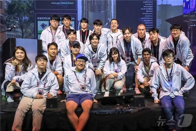 본문 이미지 - ‘팀 애틀랜타’ 구성원들이 기념촬영을 하고 있다.(KAIST 제공)/뉴스1