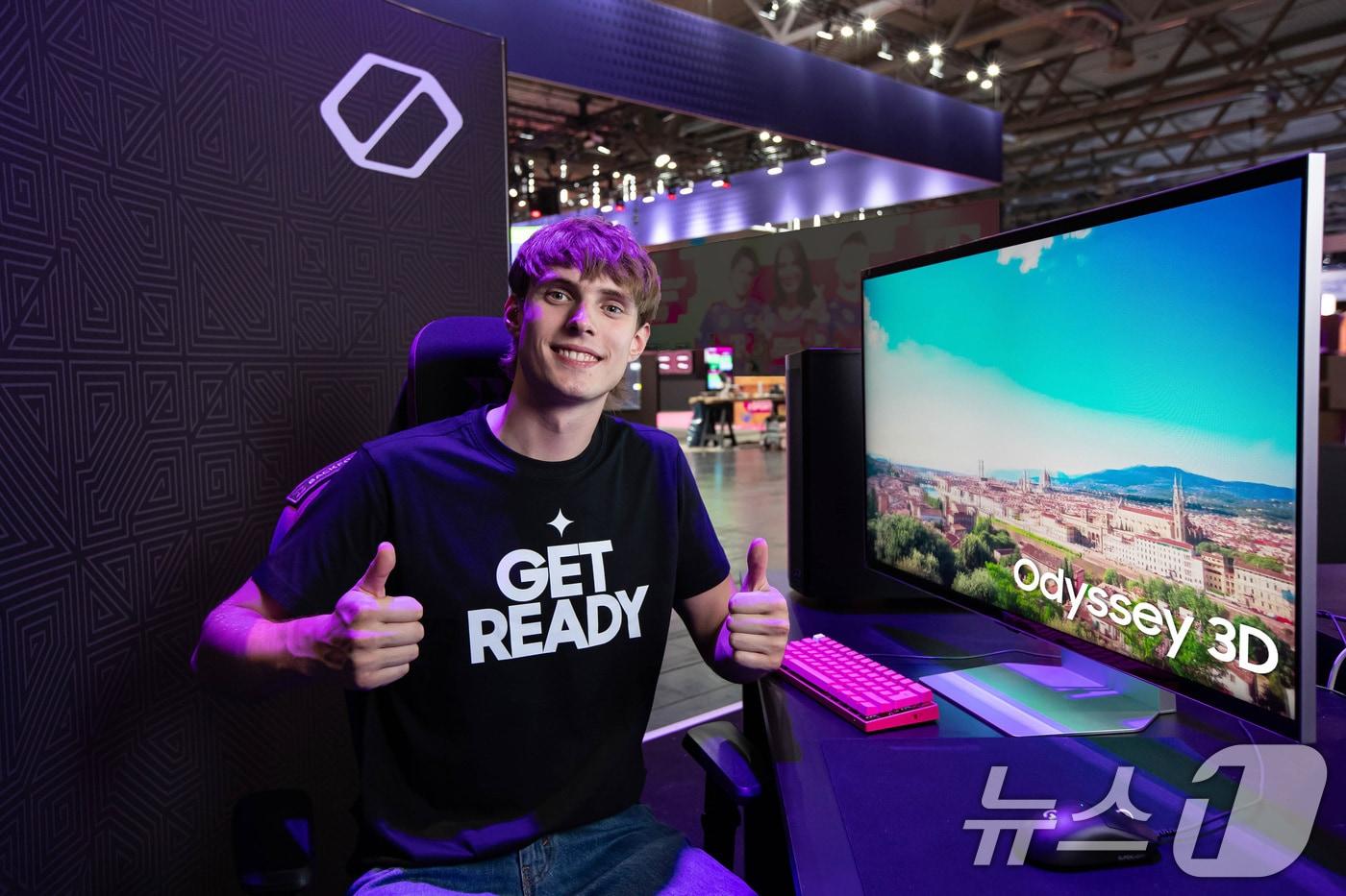 삼성전자가 오는 25일(현지시간)까지 독일 쾰른에서 열리는 세계 최대 규모 게임전시회 '게임스컴 2024(Gamescom 2024)'에서 게이밍 모니터 신제품을 공개한다고 21일 밝혔다. 삼성전자는 800㎡(약 242평)의 역대 최대 규모 전시장을 마련하고 오디세이 3Dㆍ32형 오디세이 OLED G8ㆍ27형 오디세이 G6 등 최고 사양의 게이밍 모니터 신모델을 대거 선보인다. 모델이 '오디세이 3D(Odyssey 3D)'를 소개하고 있다. (삼성전자 제공) 2024.8.21/뉴스1