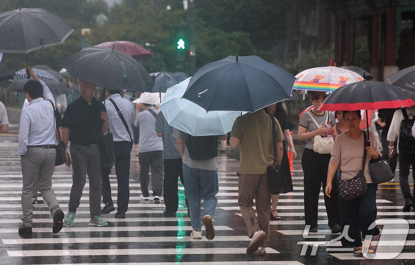 우산을 든 시민들이 출근길 발걸음을 옮기고 있다.(자료사진)/뉴스1 DB