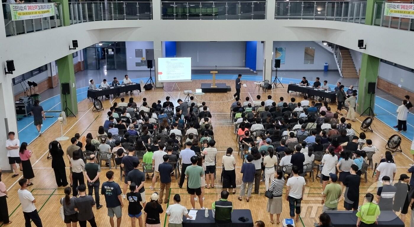 본문 이미지 - 청주 청원구 주중동 대원칸타빌 2차 아파트 체육관에서 열린 '충북형 청년주택' 주민 공청회 모습 /뉴스1