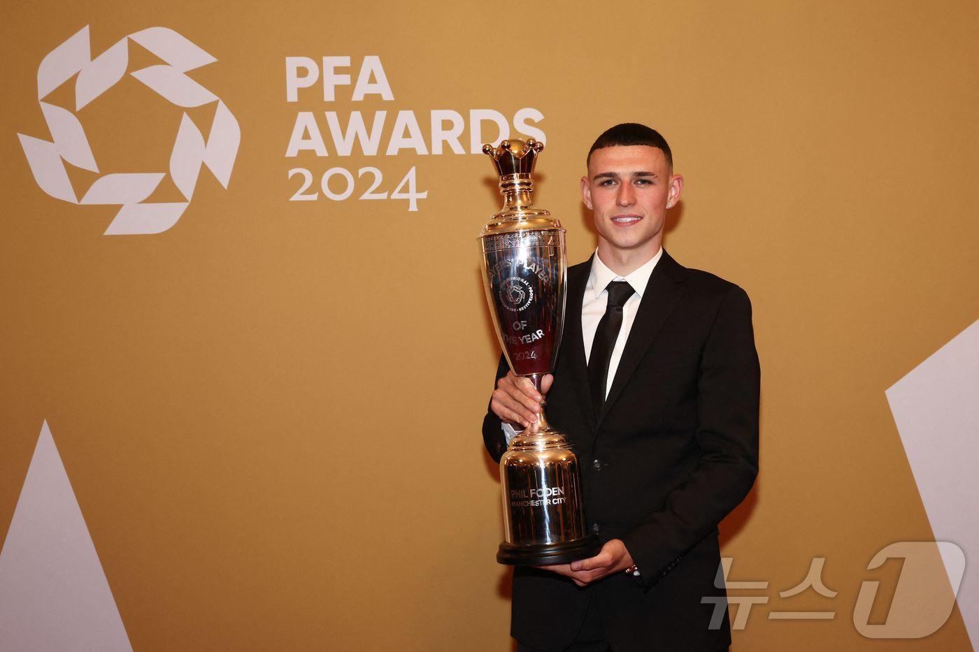 본문 이미지 - PFA 선정 올해의 선수상을 받은 필 포든. ⓒ AFP=뉴스1
