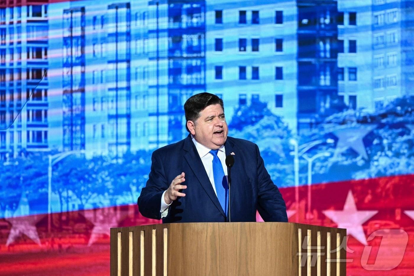 지난해 8월 미국 일리노이주 시카고에서 열린 민주당 전당대회&#40;DNC&#41; 행사에서 JB.프리츠커 일리노이 주지사가 연설하고 있다. 2024.08.20/ ⓒ AFP=뉴스1 