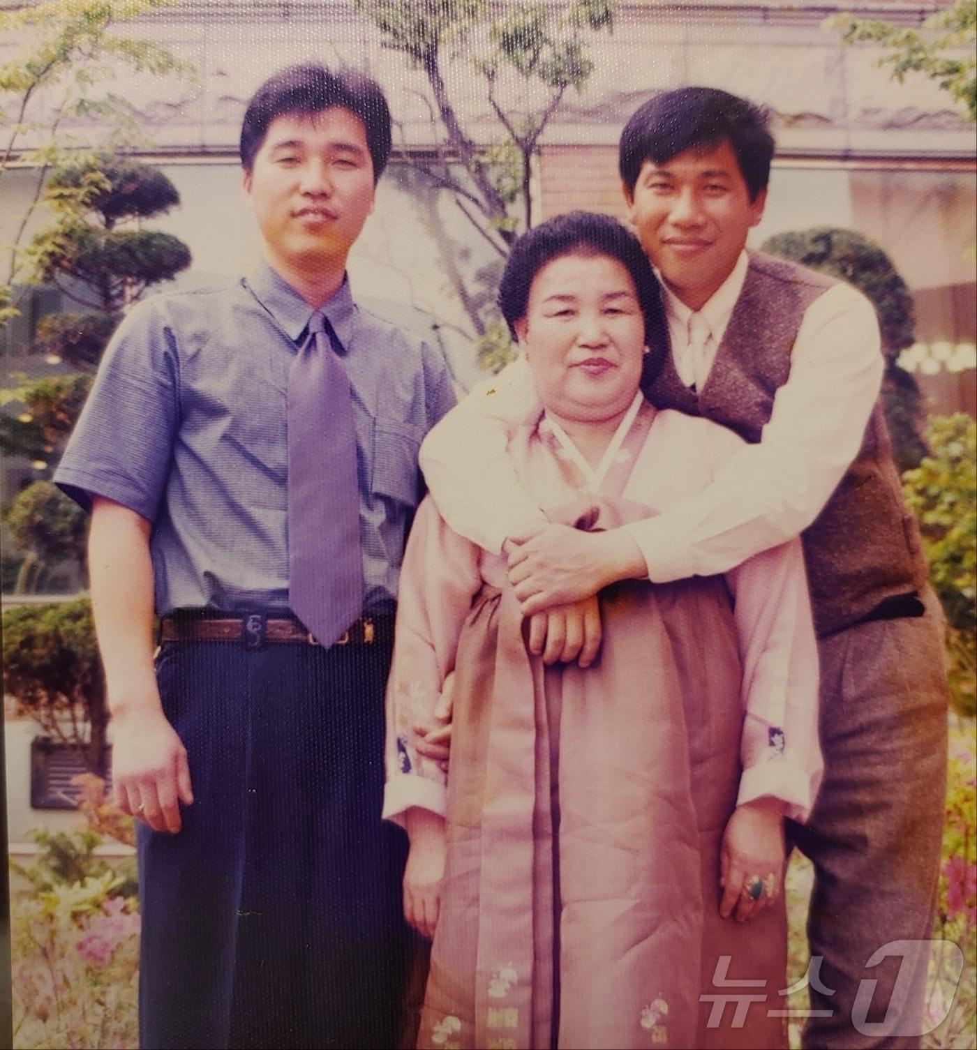 본문 이미지 - 기증자 임효성(왼쪽)씨와 어머니, 형 임익성씨의 모습 (한국장기조직기증원 제공)
