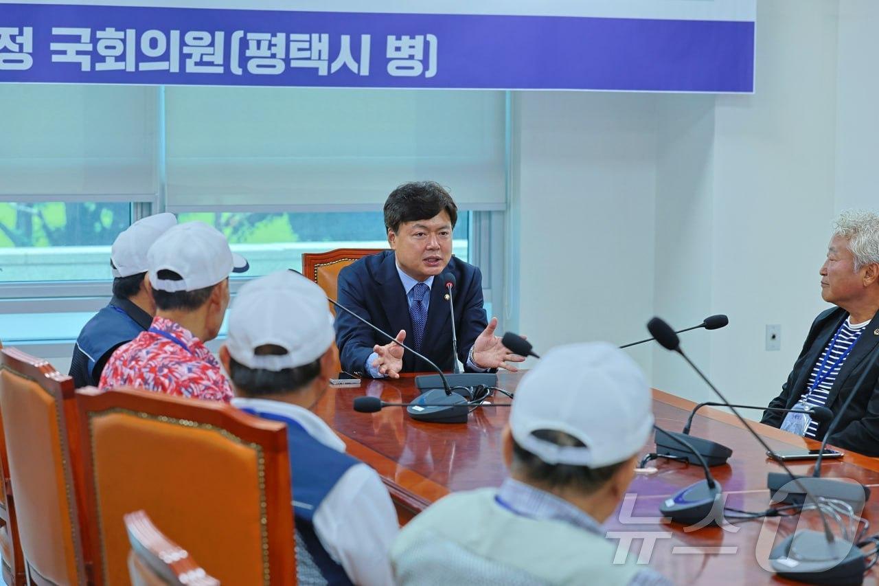 본문 이미지 - 김현정 국회의원이 기초연금법과 관련해 지역 주민들과 대화를 나누고 있다.(김현정 의원 사무실 제공) 