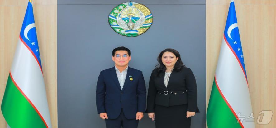 본문 이미지 - 팽주만 타슈켄트 한국교육원장(왼쪽)과 우마로바 힐로라 유아일반교육부 장관. (교육부 제공)