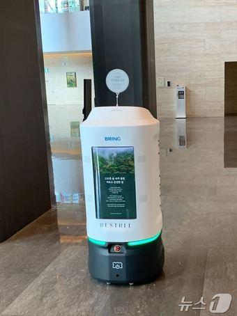 본문 이미지 - 카카오모빌리티 제천 레스트리 리솜 리조트에 로봇 배송 서비스 '브링' 도입(카카오모빌리티 제공) 