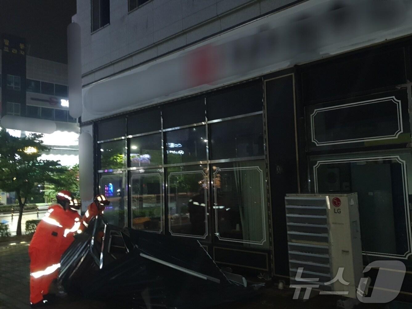 본문 이미지 - 20일 오후 11시 55분쯤 부산 강서구 명지동 한 인도에 철경량 구조물이 굴러 다녀 소방이 안전조치를 실시하고 있다.(부산소방재본부 제공)