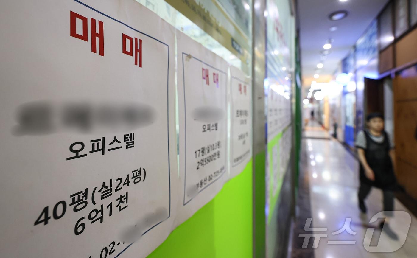 서울 시내 한 부동산에 오피스텔 매물 게시돼 있다. /뉴스1 ⓒ News1 김도우 기자