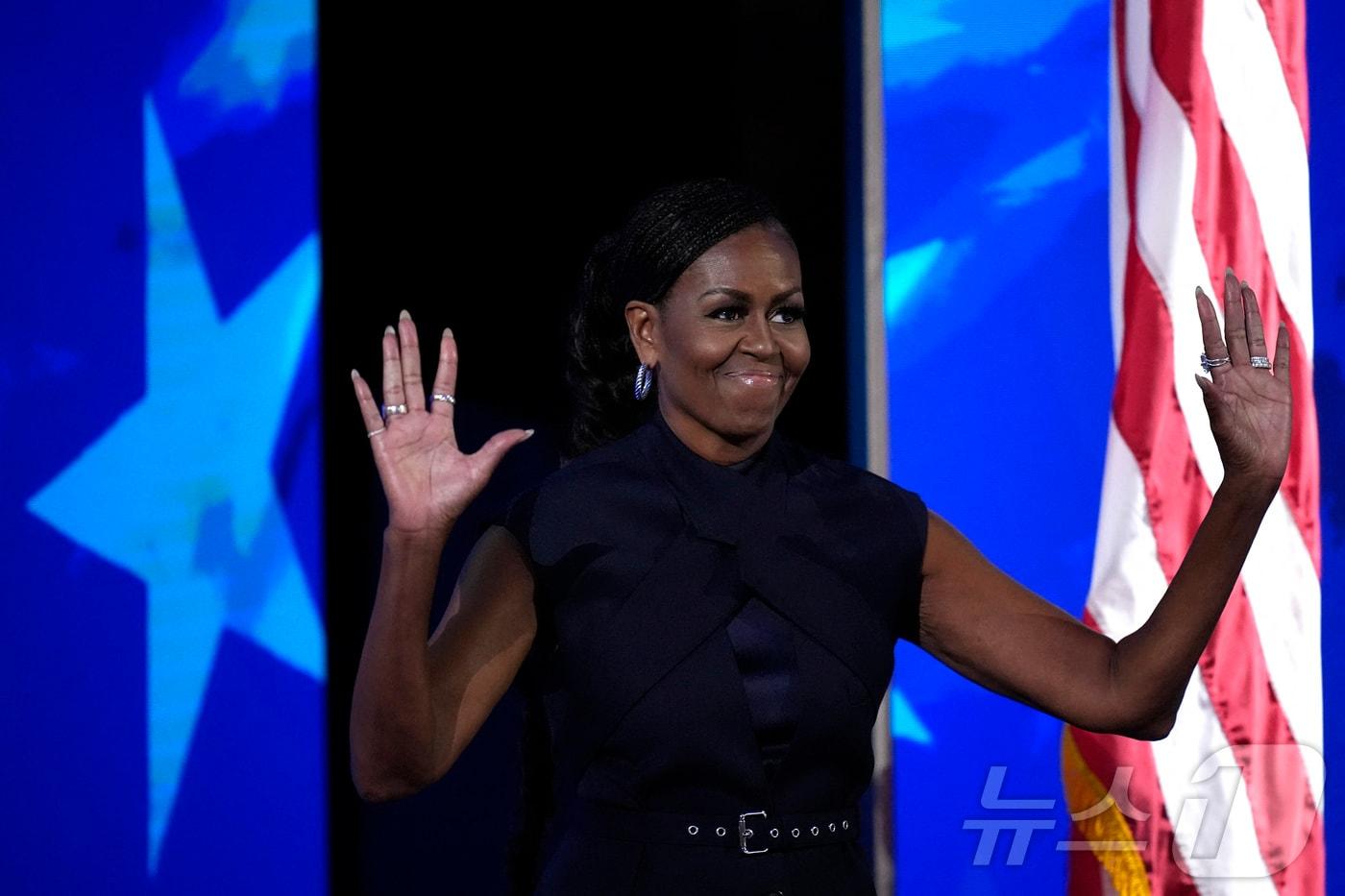 미셸 오바마 전 미국 영부인이 일리노이주 시카고의 유나이티드센터에서 열린 민주당 전당대회 2일차 행사에 참석해 민주당 대선 후보인 카멀라 해리스 부통령 지지 연설을 했다. 사진은 손을 흔들며 무대에 오르는 모습 2024.08.20 ⓒ 로이터=뉴스1 ⓒ News1 최종일 기자