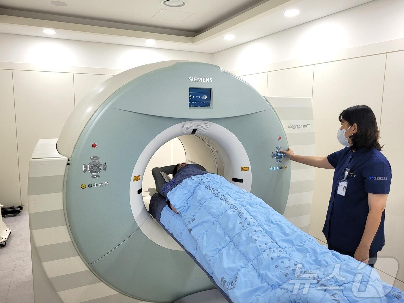 본문 이미지 - 센텀종합병원 핵의학과에서 최근 설치된 PET-CT 장비가 가동되고 있다.(센텀종합병원 제공)