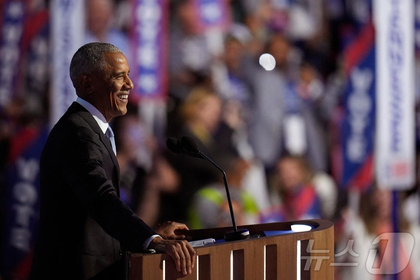 버락 오바마 전 미국 대통령이 20일(현지시간) 일리노이주 시카고의 유나이티드 센터에서 열린 민주당 전당대회 2일차 행사에 참석해 민주당 대선 후보인 카멀라 해리스 부통령 지지 연설을 하고 있다. 2024.08.20 ⓒ 로이터=뉴스1 ⓒ News1 최종일 기자