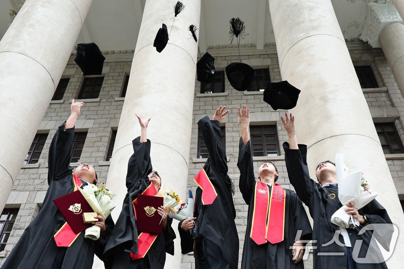 본문 이미지 - 21일 서울 동대문구 경희대학교에서 열린 2023학년도 후기 학위수여식에서 졸업생들이 학사모를 던지며 졸업을 만끽하고 있다. 2024.8.21/뉴스1 ⓒ News1 신웅수 기자