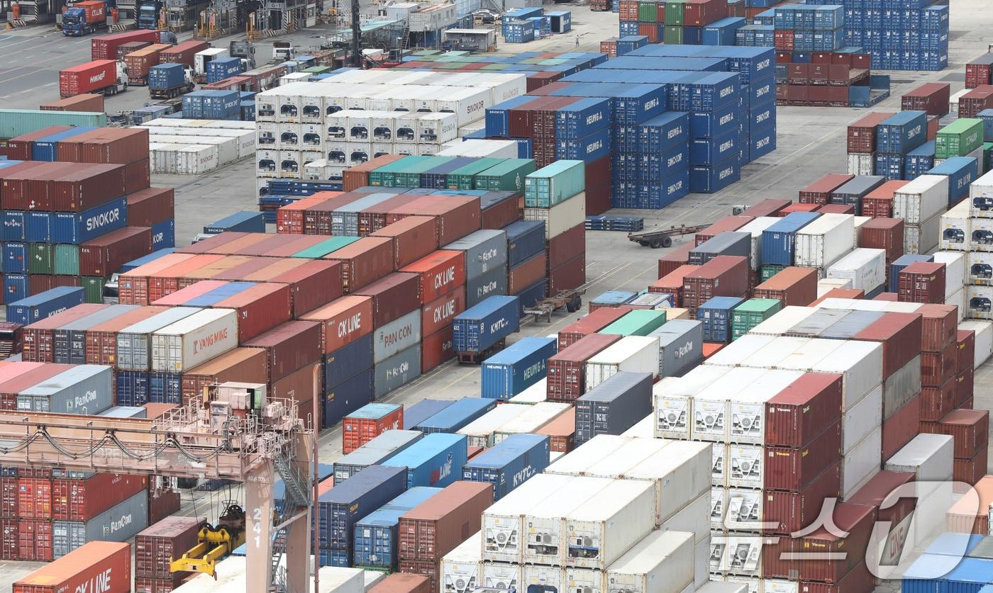 21일 부산항 신선대부두 야적장에 컨테이너가 가득 쌓여 있다. /뉴스1 ⓒ News1 윤일지 기자