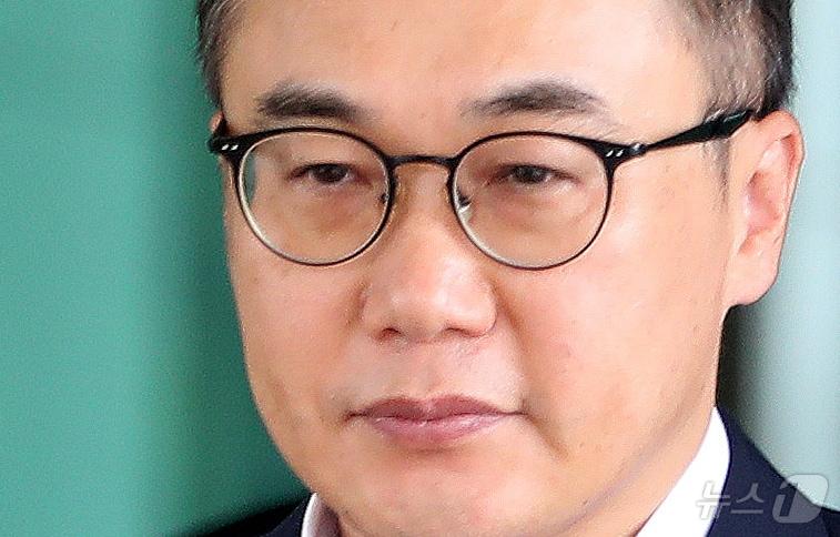 본문 이미지 - 이원석 검찰총장이 21일 서울 서초구 대검찰청을 나서고 있다. 이날 법조계에 따르면 검찰이 윤석열 대통령 부인 김건희 여사의 명품 가방 수수 사건에 대해 '혐의없음'으로 결론을 내리고 22일 이원석 검찰총장에게 수사 결과를 보고할 것으로 알려졌다. 2024.8.21/뉴스1