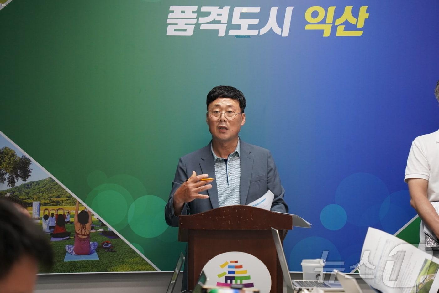 본문 이미지 - 21일 유원향 익산시청 바이오농정국장이 시청 기자실에서 '익산 공공승마장'과 관련해 브리핑하는 모습.(익산시 제공)/뉴스1