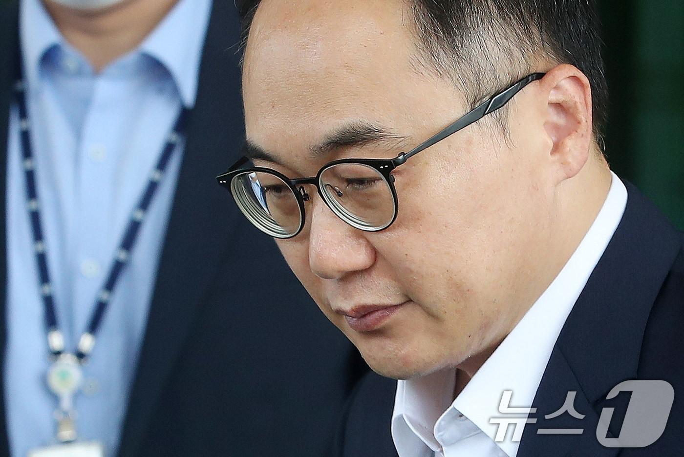 이원석 검찰총장이 21일 서울 서초구 대검찰청을 나서고 있다. 이날 법조계에 따르면 검찰이 윤석열 대통령 부인 김건희 여사의 명품 가방 수수 사건에 대해 '혐의없음'으로 결론을 내리고 22일 이원석 검찰총장에게 수사 결과를 보고할 것으로 알려졌다. 2024.8.21/뉴스1 ⓒ News1 임세영 기자