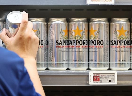 본문 이미지 - 서울 시대 한 대형마트 내 주류코너에 삿뽀로 맥주가 진열돼 있는 모습. 2024.8.21/뉴스1 ⓒ News1 김진환 기자