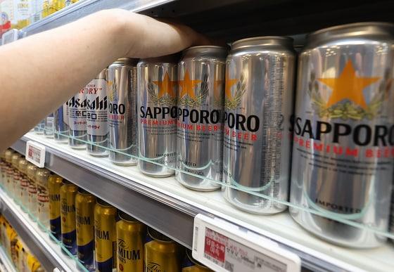본문 이미지 - 서울 시내 한 대형마트 내 주류코너에 진열된 삿포로 맥주. 2024.8.21/뉴스1 ⓒ News1 김진환 기자