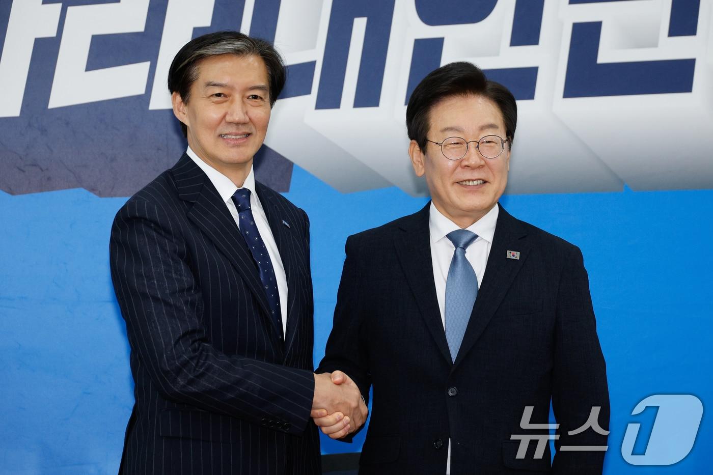 이재명 더불어민주당 대표(오른쪽)가 21일 오후 서울 여의도 국회에서 조국 조국혁신당 대표를 예방하며 악수를 하고 있다. 2024.8.21/뉴스1 ⓒ News1 안은나 기자