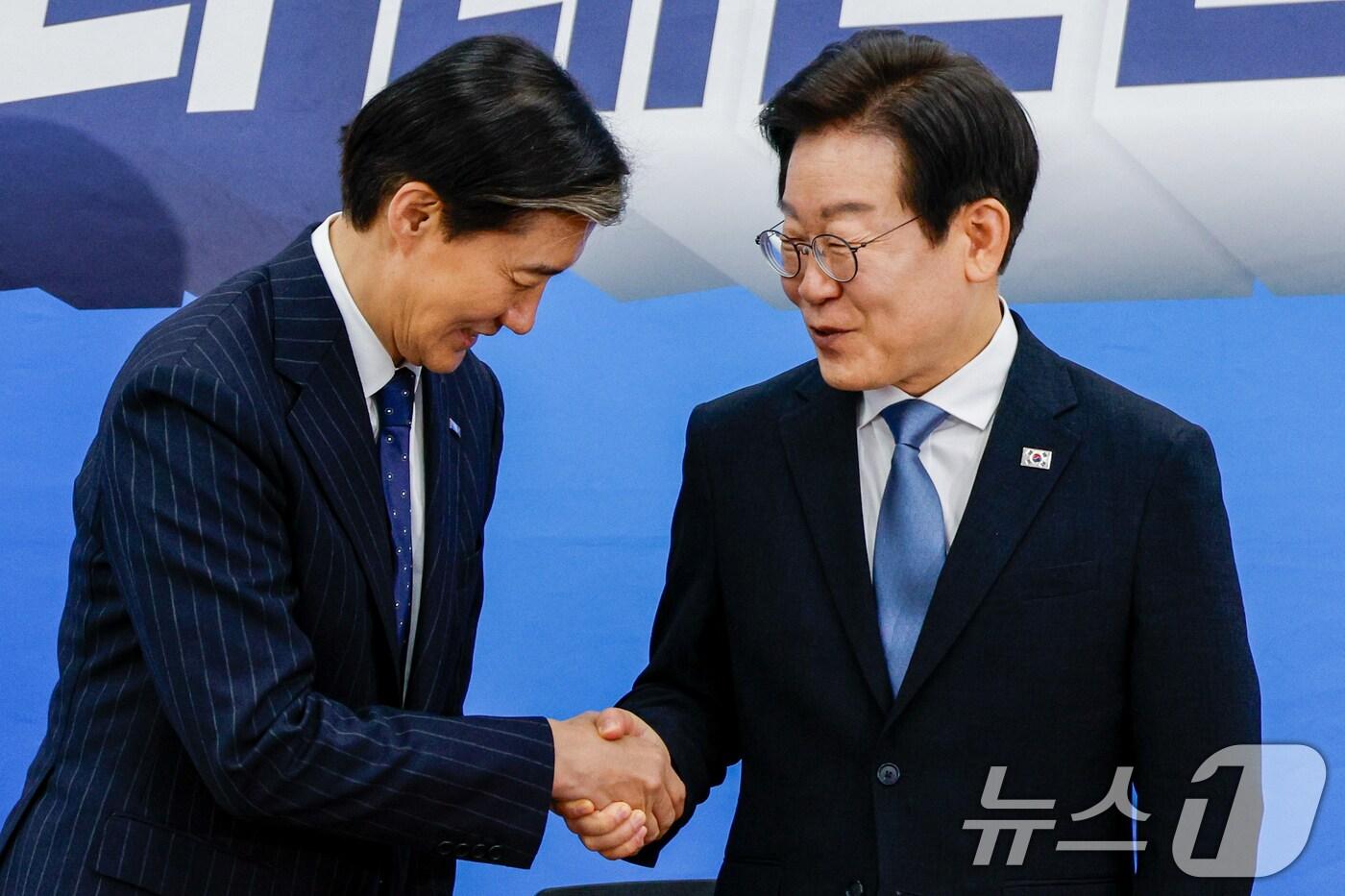 이재명 대통령이 더불어민주당 대표 시절이던 2024년 서울 여의도 국회에서 조국 당시 조국혁신당 대표를 예방하며 악수를 하고 있다. 2024.8.21/뉴스1 ⓒ News1 안은나 기자