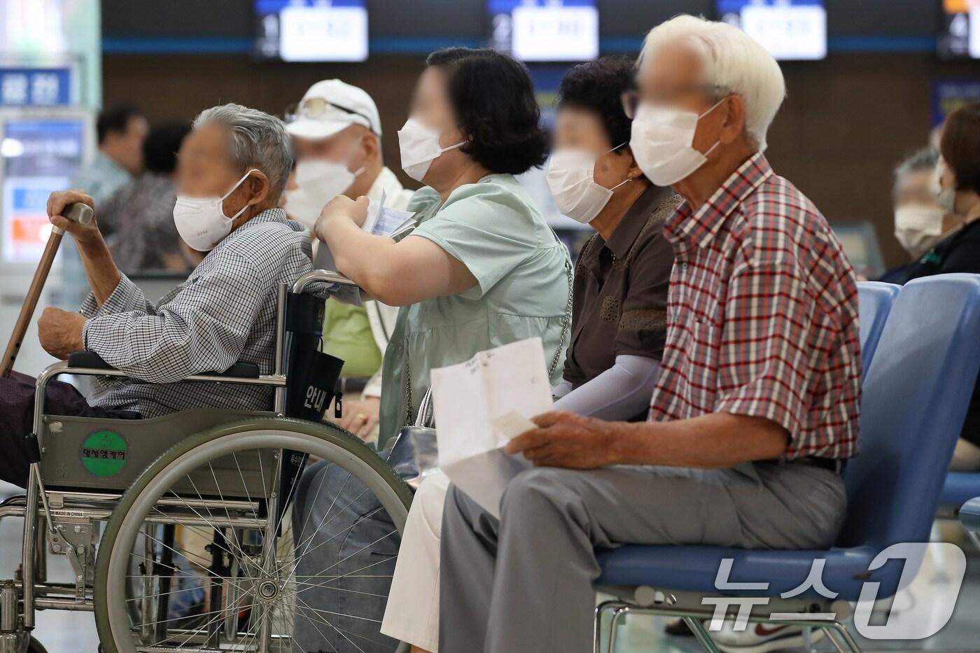 코로나19 변이바이러스가 빠르게 확산하는 가운데 지난 8월21일 대구 달서구 계명대 동산병원을 찾은 시민들이 마스크를 쓰고 진료를 기다리고 있다.2024.8.21/뉴스1 ⓒ News1 공정식 기자