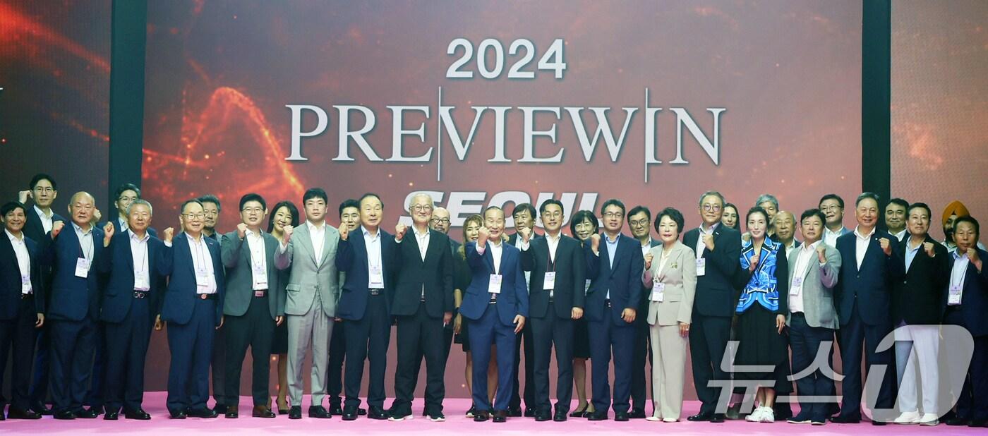 서울 강남구 삼성동 코엑스에서 열린 국내 최대 섬유 전시회 '제24회 프리뷰 인 서울(PIS) 개막식'에서 이원주 산업통상자원부 대변인 등 참석자들이 기념촬영을 하고 있다. (산업통상자원부 제공) 2024.8.21/뉴스1