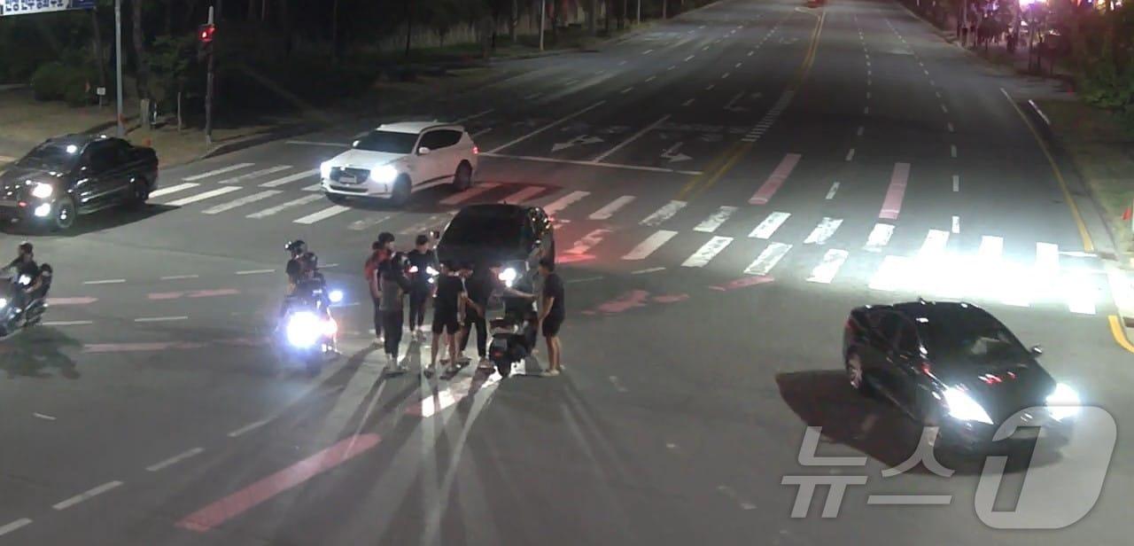 본문 이미지 -  지난 18일 새벽 폭주 행위 하는 고교생들.(청주청원경찰서 제공)/뉴스1