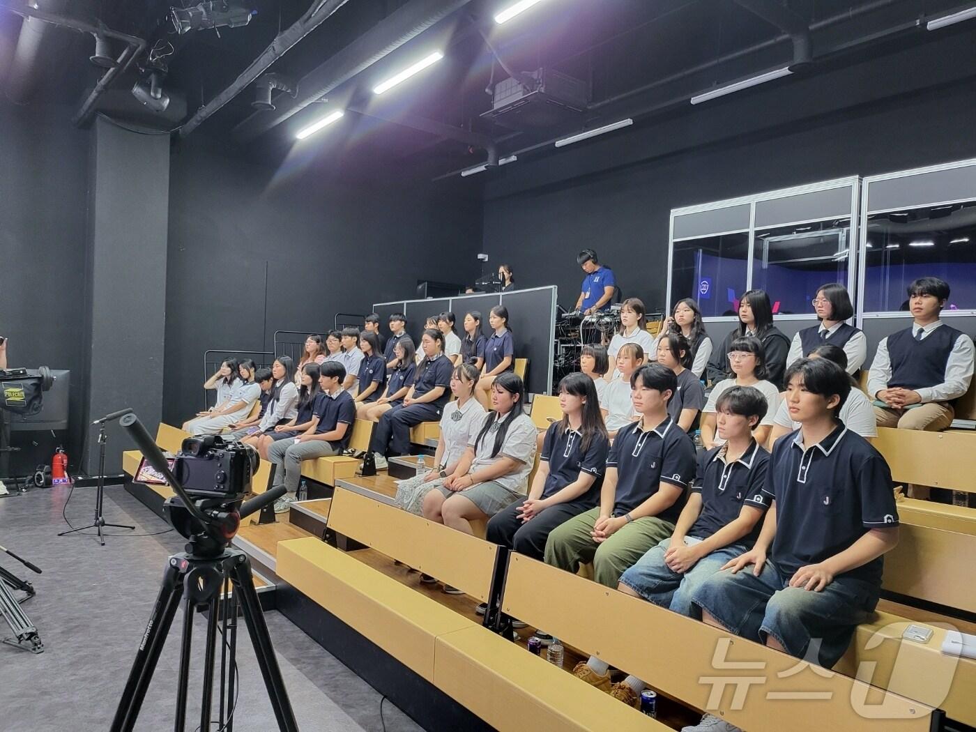 본문 이미지 - 강원특별자치도교육청, ‘꿈수저들을 위한 레벨업(業) 토크콘서트’에 참여한 학생들(강원도교육청 제공)