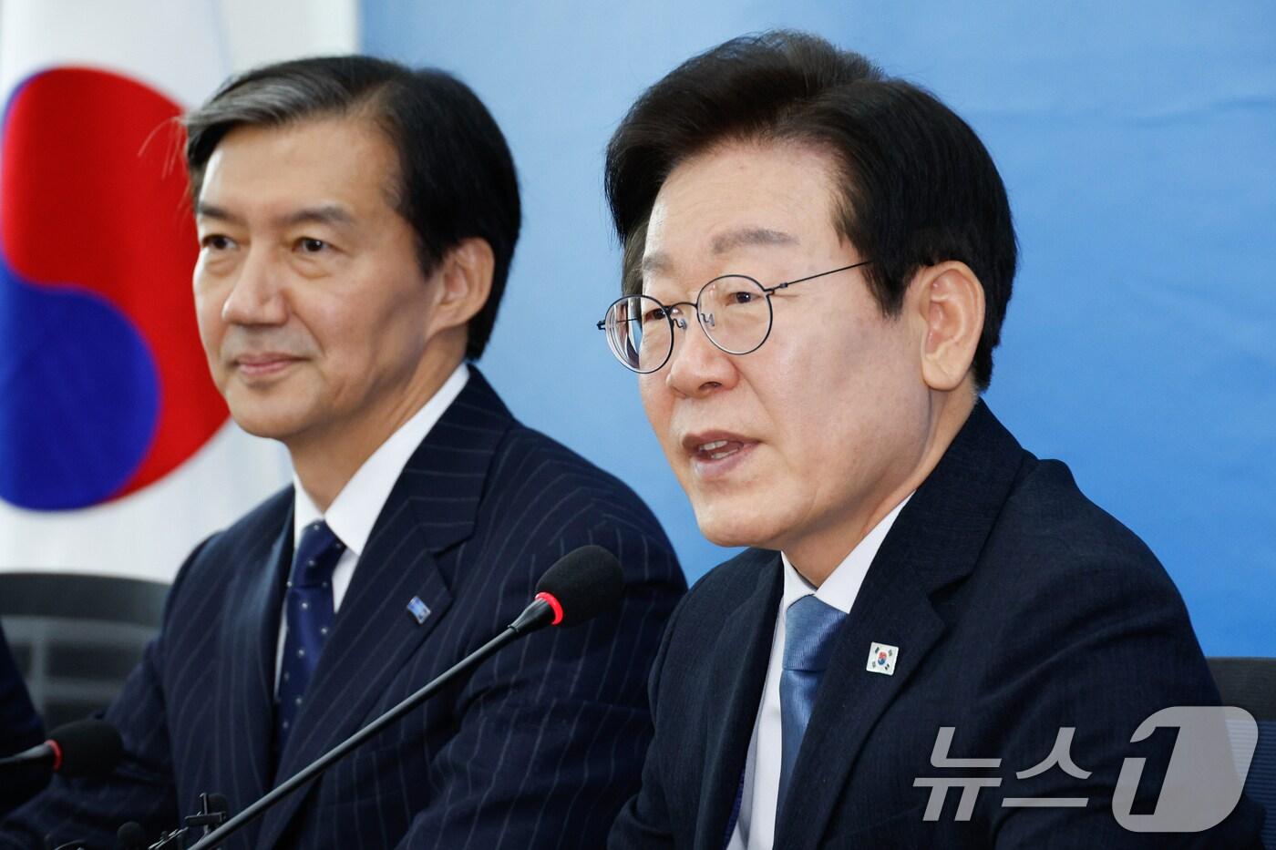 이재명 더불어민주당 대표(오른쪽)가 21일 오후 서울 여의도 국회에서 조국 조국혁신당 대표를 예방, 인사말을 하고 있다. 2024.8.21/뉴스1 ⓒ News1 안은나 기자